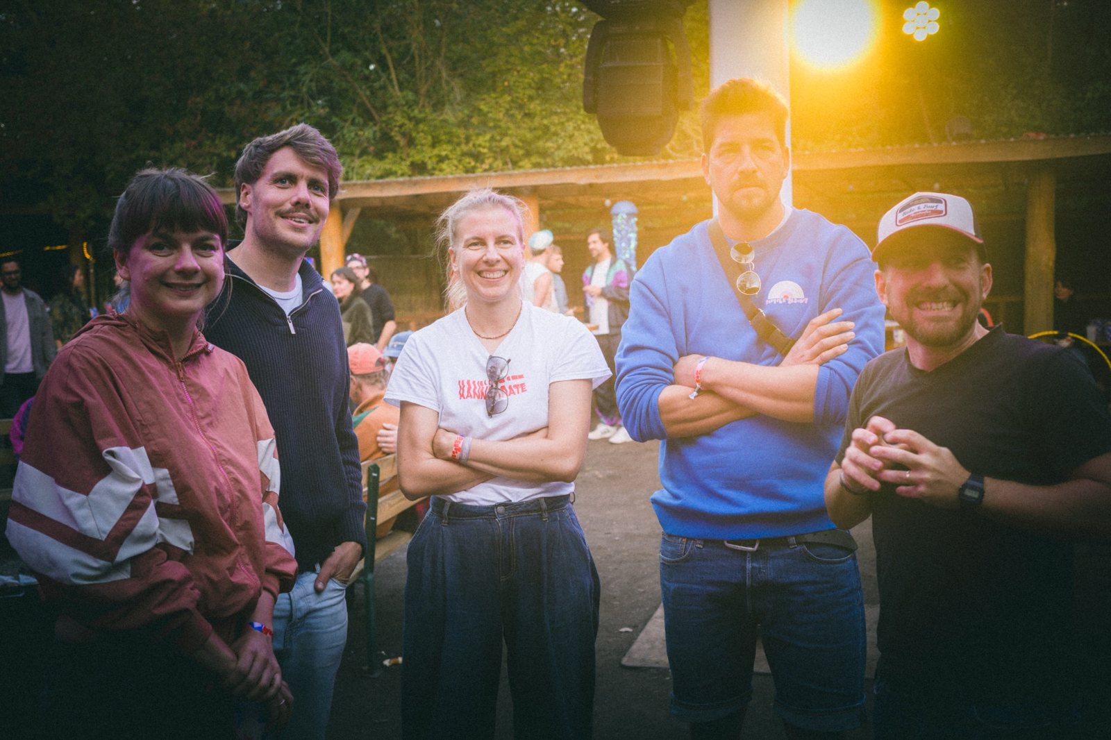 Freund:innen im Abendlicht auf dem Festivalgelände